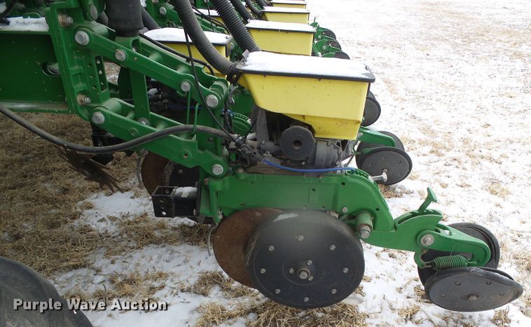 image for item DG8447 2015 John Deere DB60  no-till planter