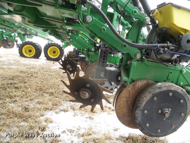 image for item DG8447 2015 John Deere DB60  no-till planter