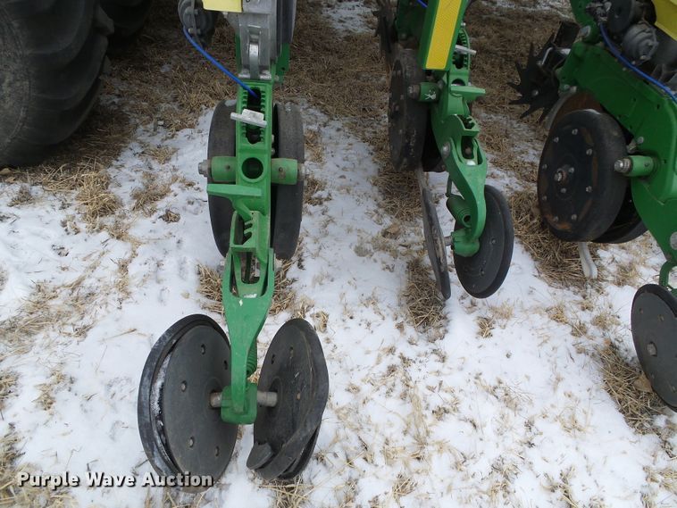 image for item DG8447 2015 John Deere DB60  no-till planter