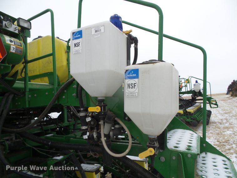 image for item DG8447 2015 John Deere DB60  no-till planter