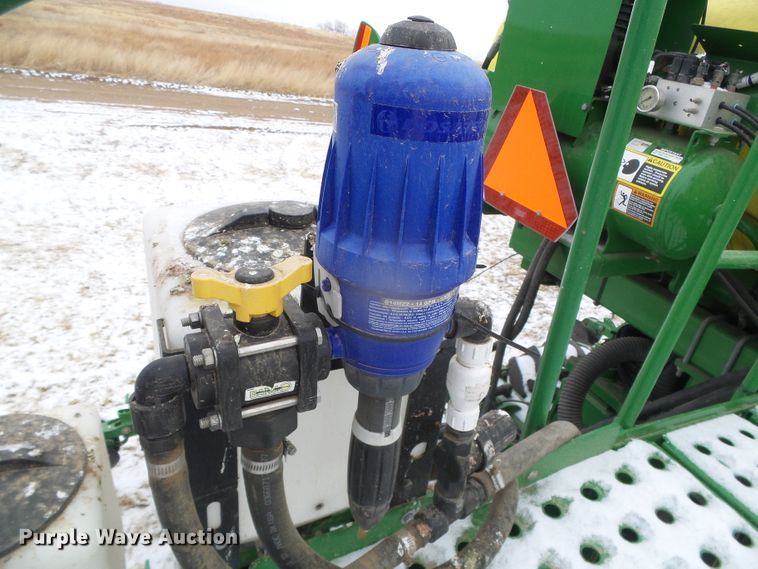 image for item DG8447 2015 John Deere DB60  no-till planter