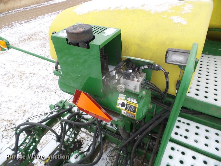 image for item DG8447 2015 John Deere DB60  no-till planter