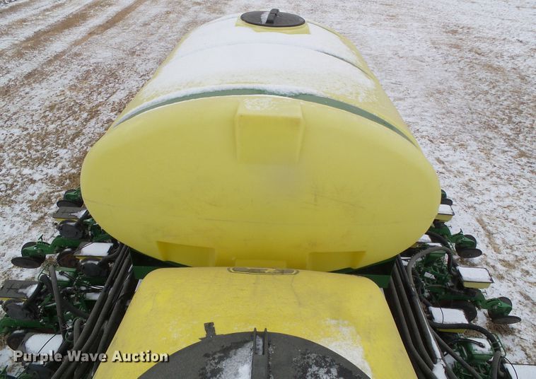 image for item DG8447 2015 John Deere DB60  no-till planter