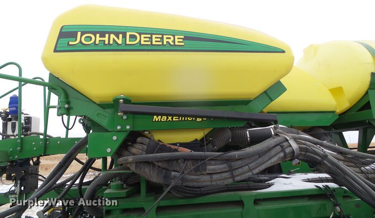 image for item DG8447 2015 John Deere DB60  no-till planter