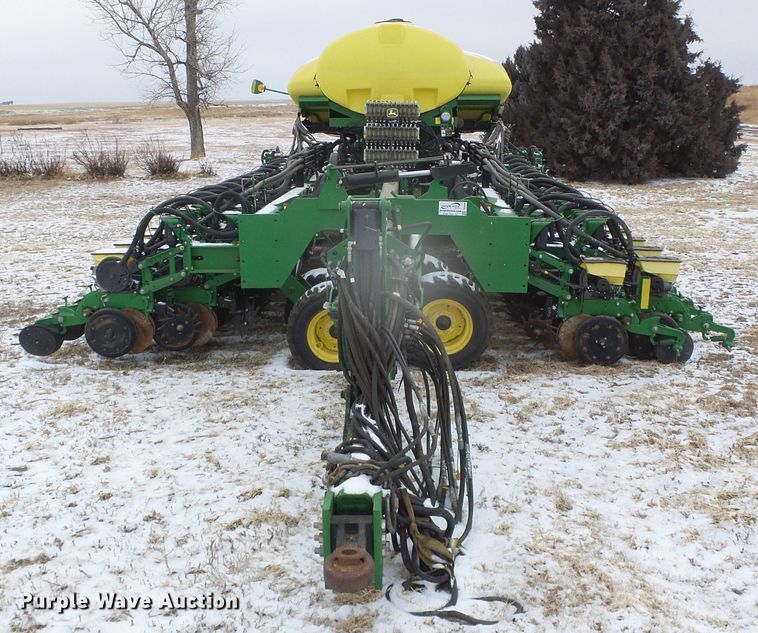 image for item DG8448 2015 John Deere DB60  no-till twin row planter