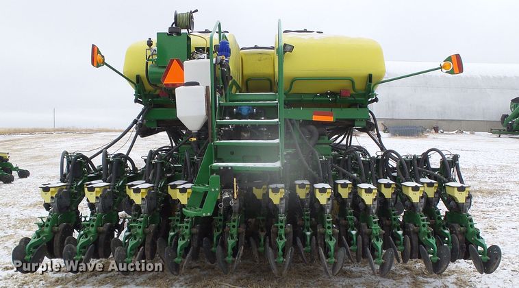 image for item DG8448 2015 John Deere DB60  no-till twin row planter