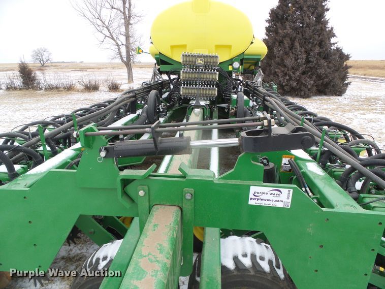 image for item DG8448 2015 John Deere DB60  no-till twin row planter
