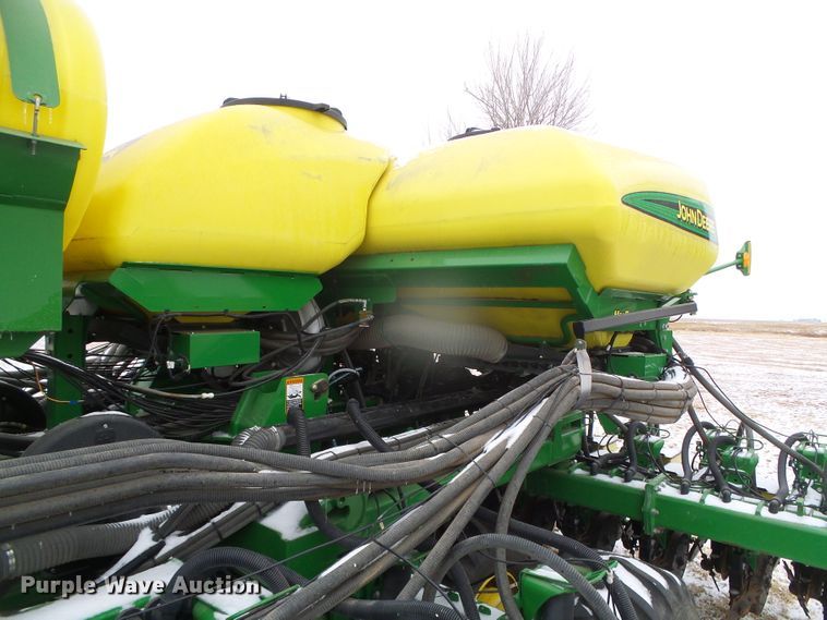 image for item DG8448 2015 John Deere DB60  no-till twin row planter