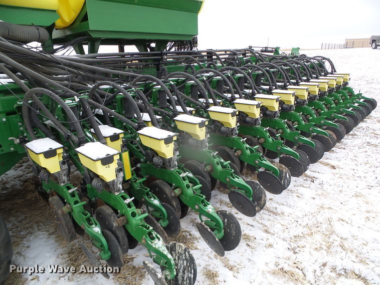 image for item DG8448 2015 John Deere DB60  no-till twin row planter