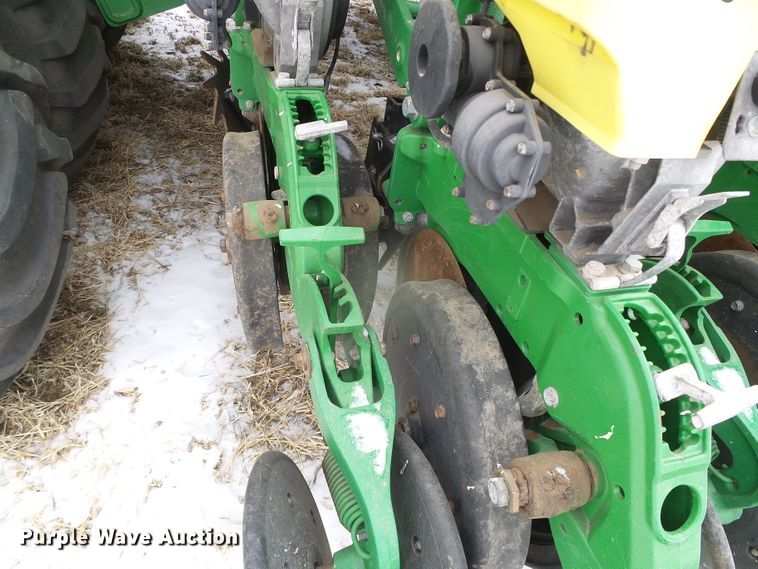 image for item DG8448 2015 John Deere DB60  no-till twin row planter