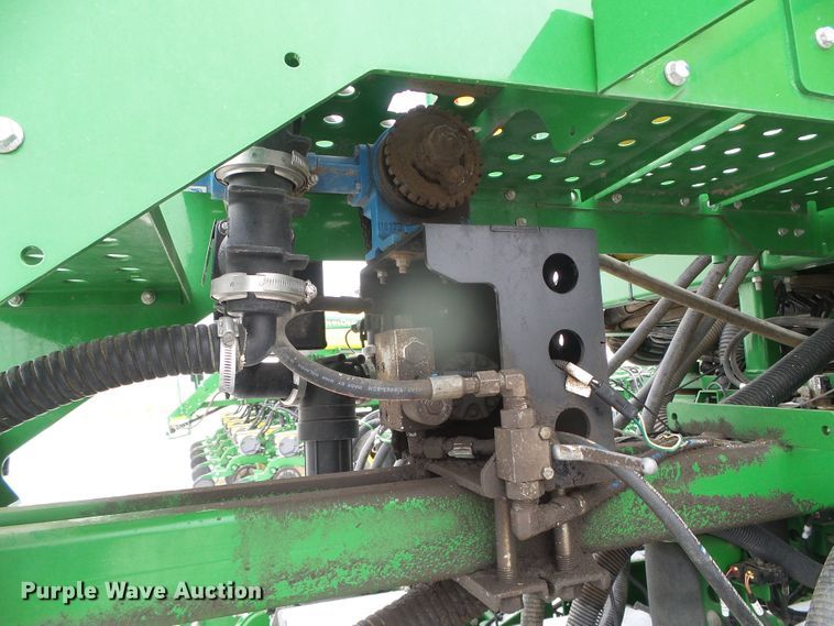 image for item DG8448 2015 John Deere DB60  no-till twin row planter