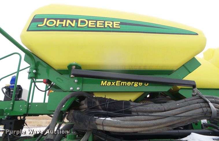 image for item DG8448 2015 John Deere DB60  no-till twin row planter