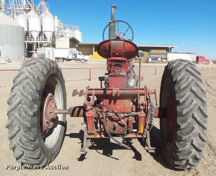 image for item DG8461 Farmall 400  tractor