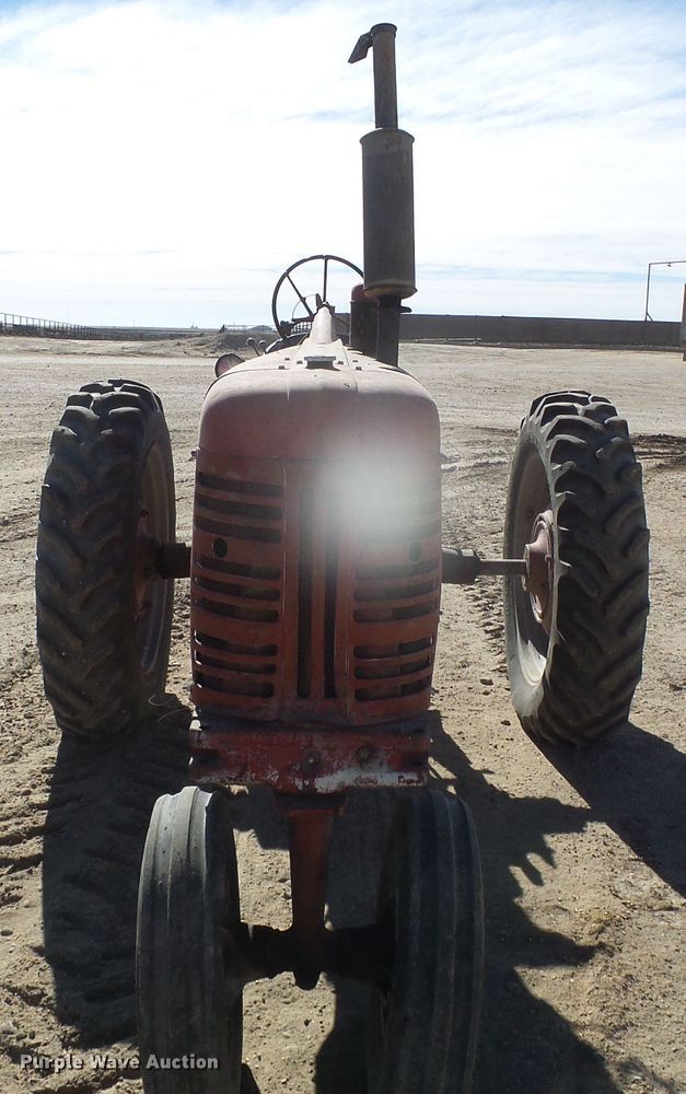 image for item DG8461 Farmall 400  tractor