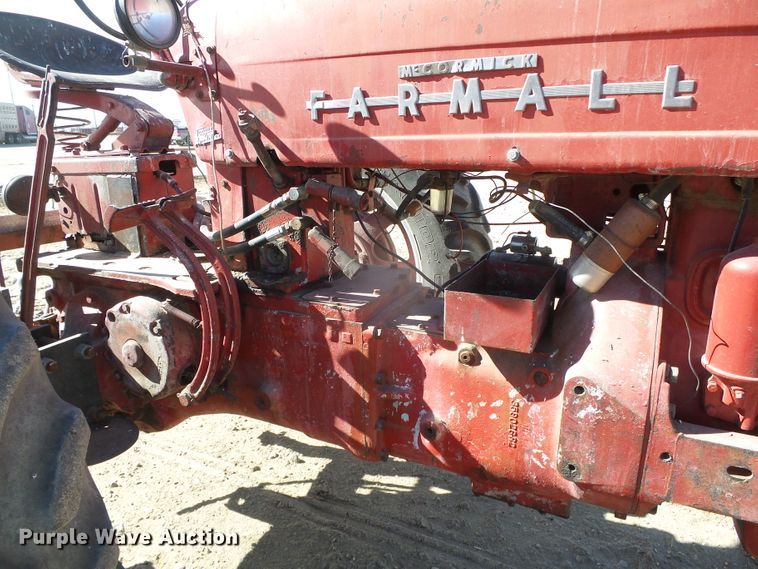 image for item DG8461 Farmall 400  tractor