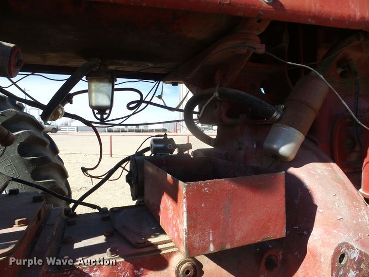 image for item DG8461 Farmall 400  tractor