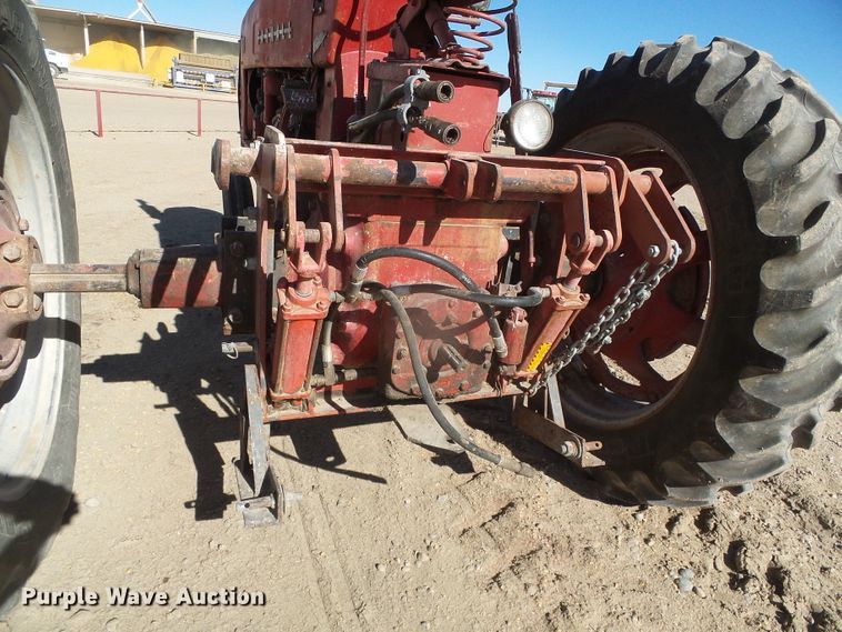 image for item DG8461 Farmall 400  tractor