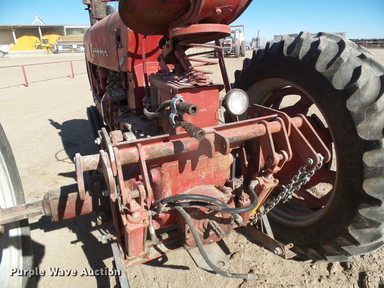 image for item DG8461 Farmall 400  tractor