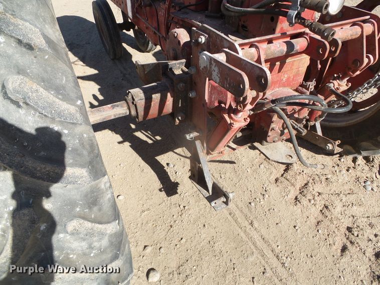 image for item DG8461 Farmall 400  tractor