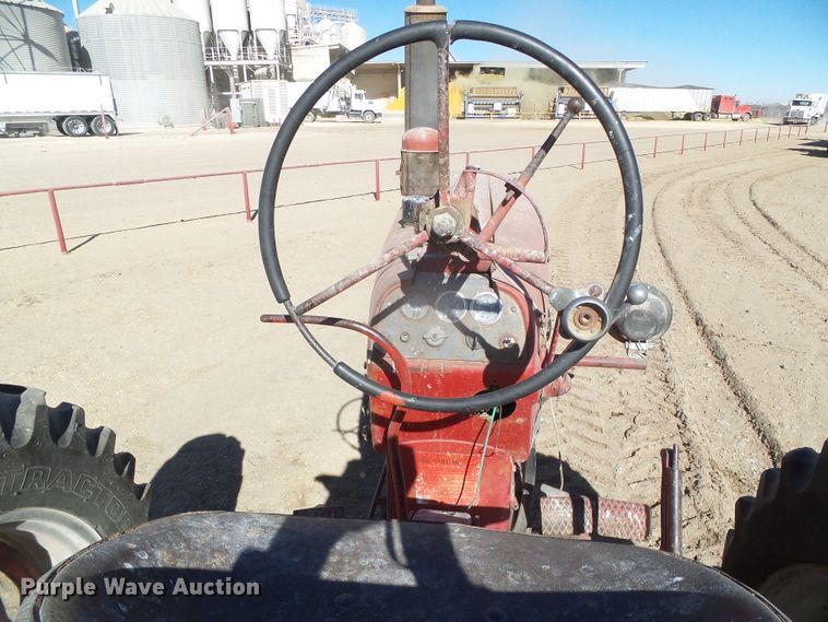 image for item DG8461 Farmall 400  tractor