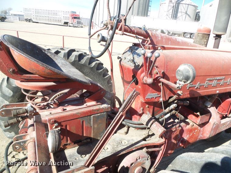 image for item DG8461 Farmall 400  tractor