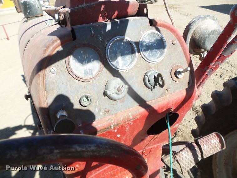 image for item DG8461 Farmall 400  tractor