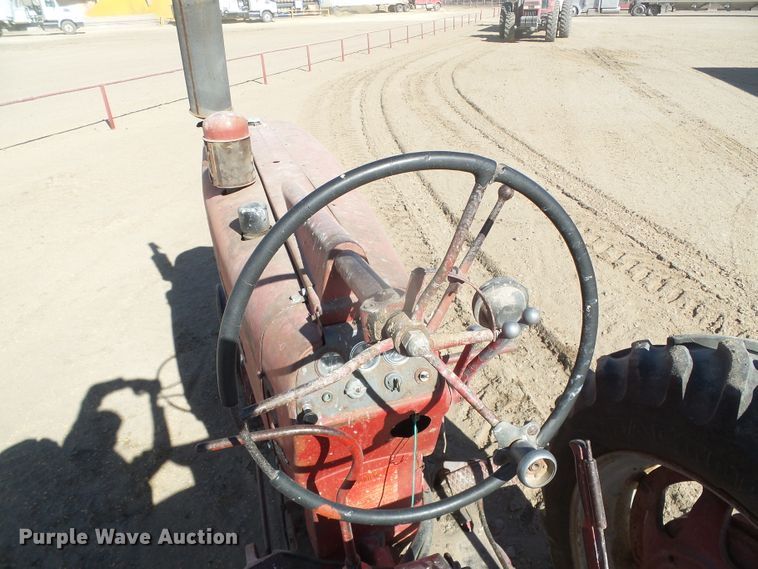 image for item DG8461 Farmall 400  tractor