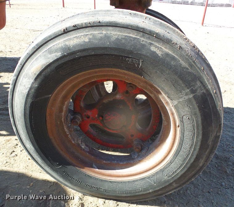 image for item DG8461 Farmall 400  tractor