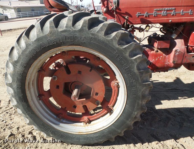 image for item DG8461 Farmall 400  tractor