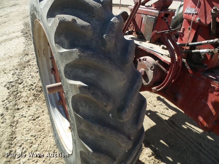 image for item DG8461 Farmall 400  tractor
