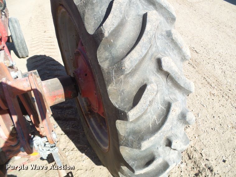 image for item DG8461 Farmall 400  tractor