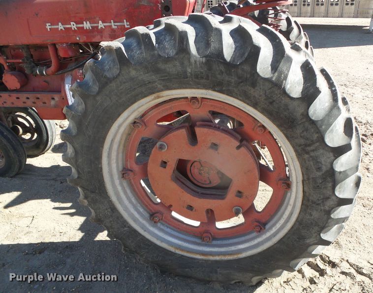 image for item DG8461 Farmall 400  tractor