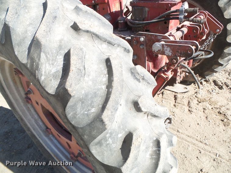 image for item DG8461 Farmall 400  tractor