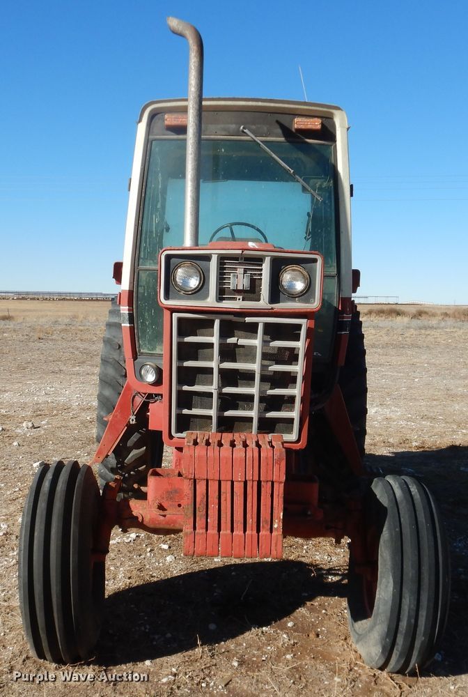 image for item DJ4930 International 186  tractor