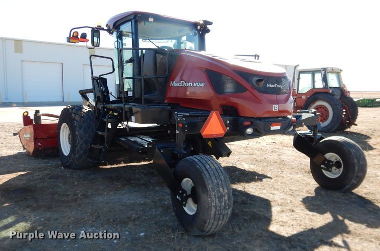 image for item DJ4931 2018 MacDon M1240  windrower