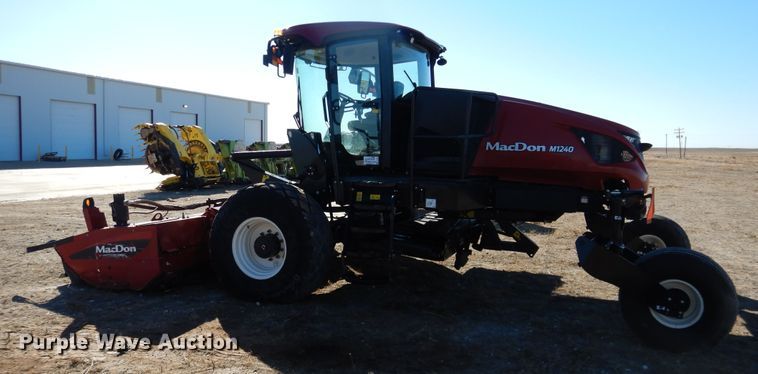 image for item DJ4931 2018 MacDon M1240  windrower