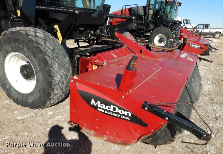 image for item DJ4931 2018 MacDon M1240  windrower