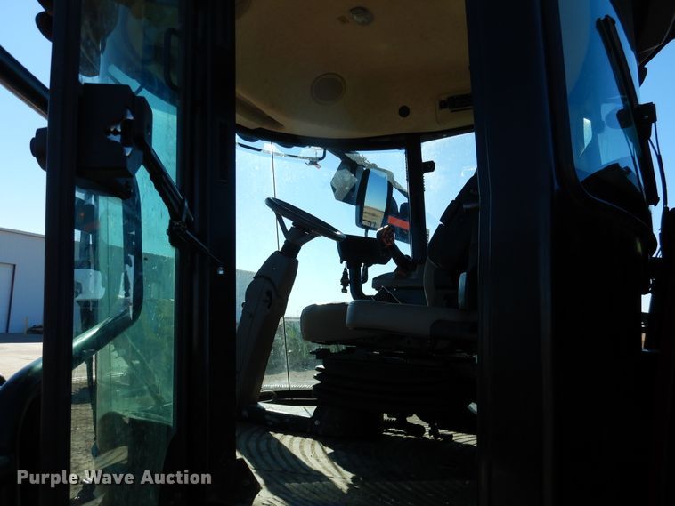 image for item DJ4931 2018 MacDon M1240  windrower