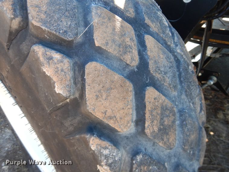 image for item DJ4931 2018 MacDon M1240  windrower