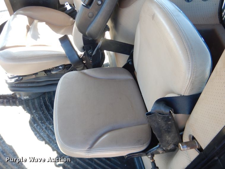 image for item DJ4932 2017 MacDon M1240  windrower