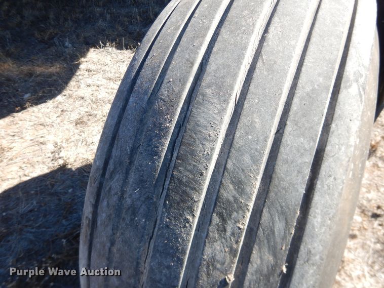 image for item DJ4932 2017 MacDon M1240  windrower