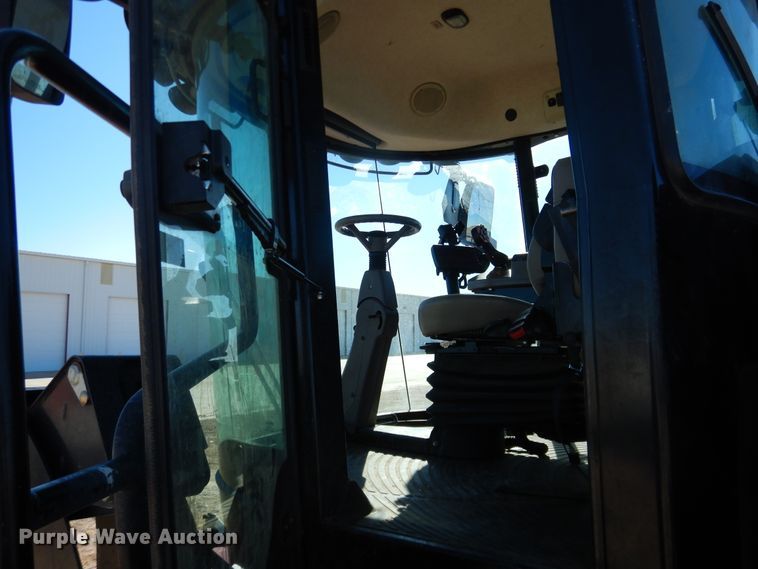 image for item DJ4933 2017 MacDon M1240  windrower