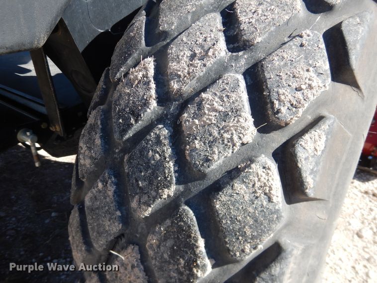 image for item DJ4933 2017 MacDon M1240  windrower