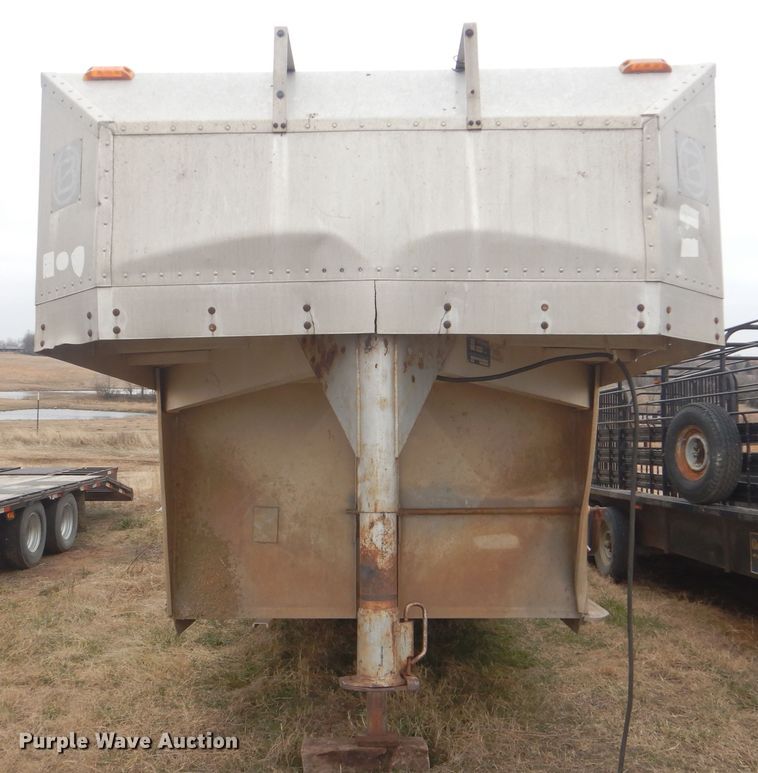image for item DJ8607 1989 Barrett Trailers 88P5071  livestock trailer