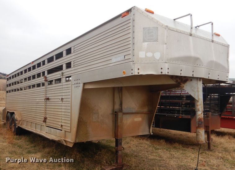 image for item DJ8607 1989 Barrett Trailers 88P5071  livestock trailer
