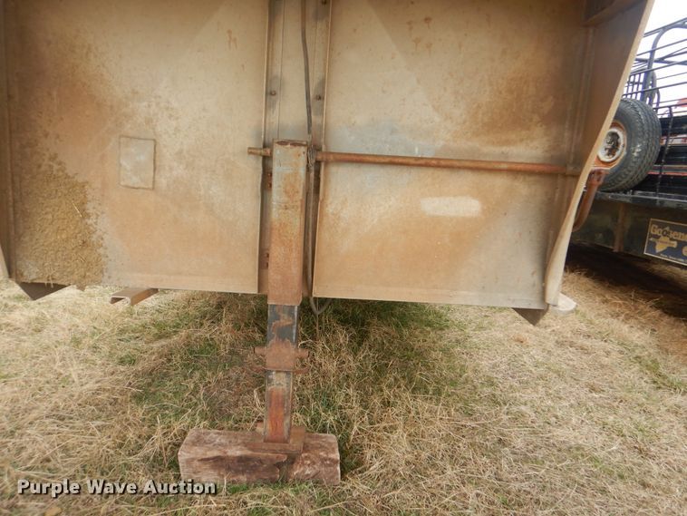 image for item DJ8607 1989 Barrett Trailers 88P5071  livestock trailer