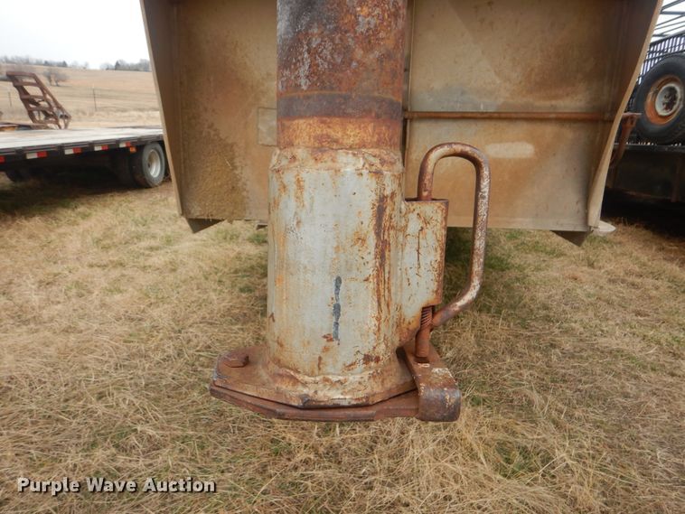 image for item DJ8607 1989 Barrett Trailers 88P5071  livestock trailer