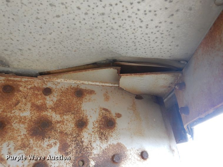 image for item DJ8607 1989 Barrett Trailers 88P5071  livestock trailer