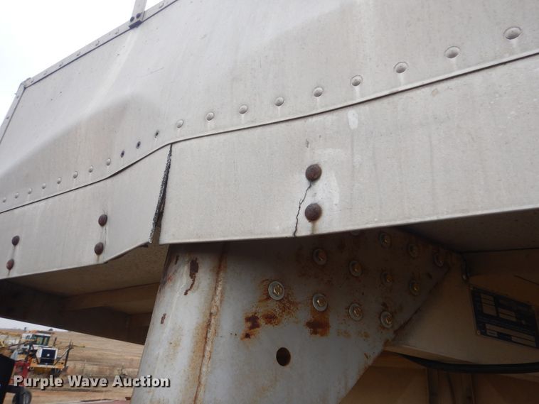 image for item DJ8607 1989 Barrett Trailers 88P5071  livestock trailer