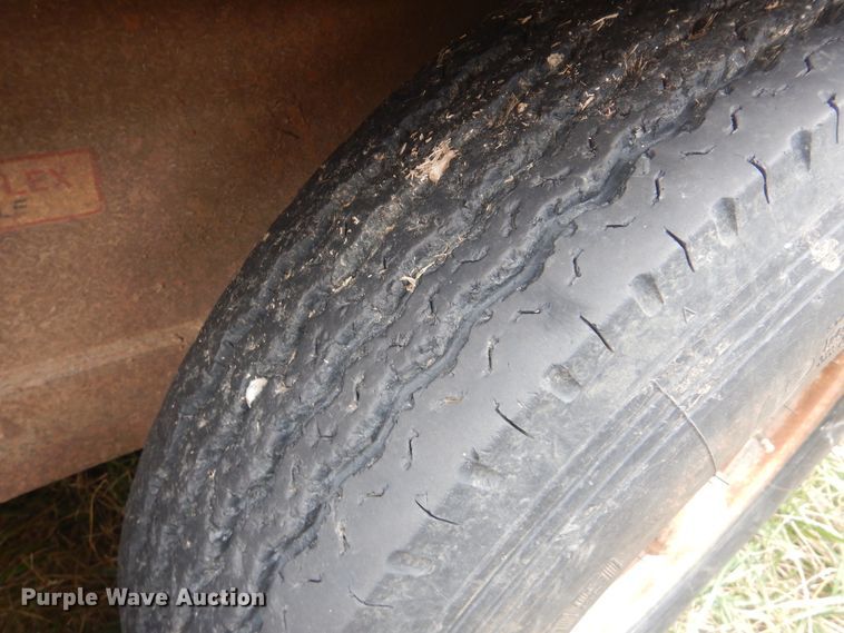 image for item DJ8607 1989 Barrett Trailers 88P5071  livestock trailer